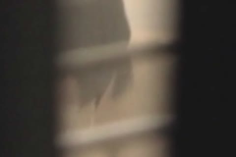         近所にある某女子寮。ブラインドの隙間から娘たちの私生活を・・・
    